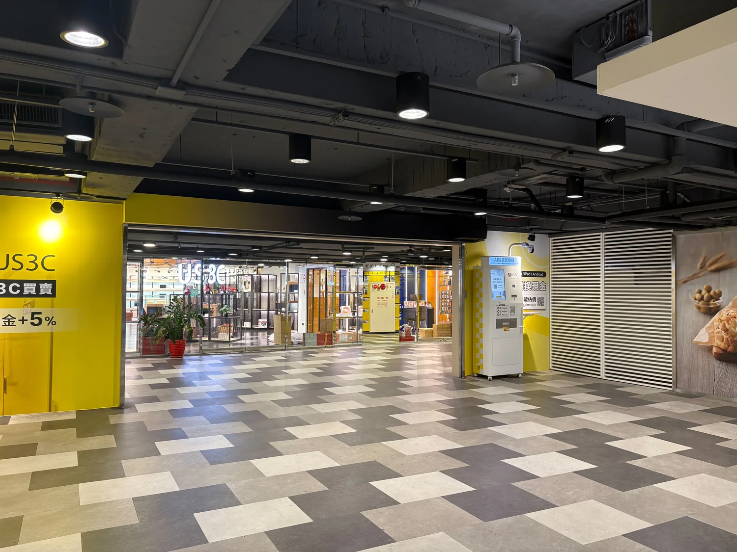 US3C 南港旗艦店機台 現場實景視角 5