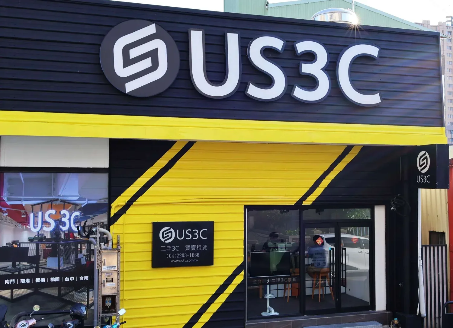 US3C 台中文心店門市外觀,提供專業二手手機收購、筆電回收與3C買賣服務,鄰近台中捷運文心崇德站