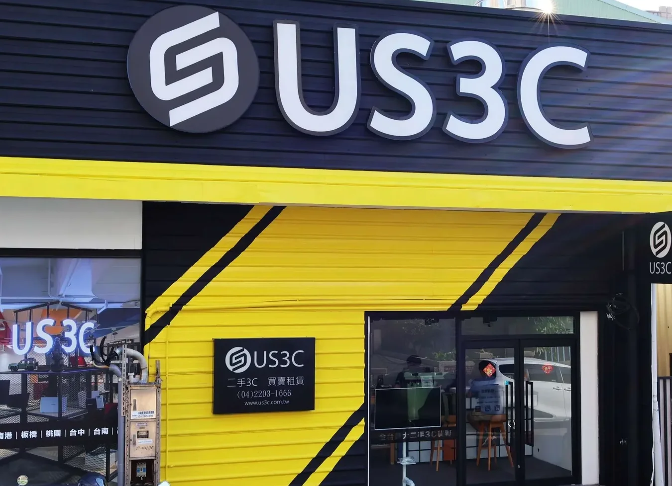 US3C 台中文心店門市實景,提供專業二手手機收購、筆電回收與3C買賣服務,透明化檢測更安心