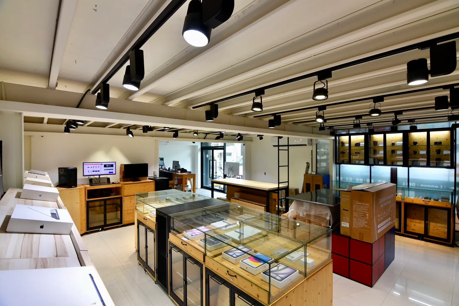 US3C 台中店內二手相機與單眼鏡頭展示區,提供安全可靠的攝影器材買賣與估價收購服務