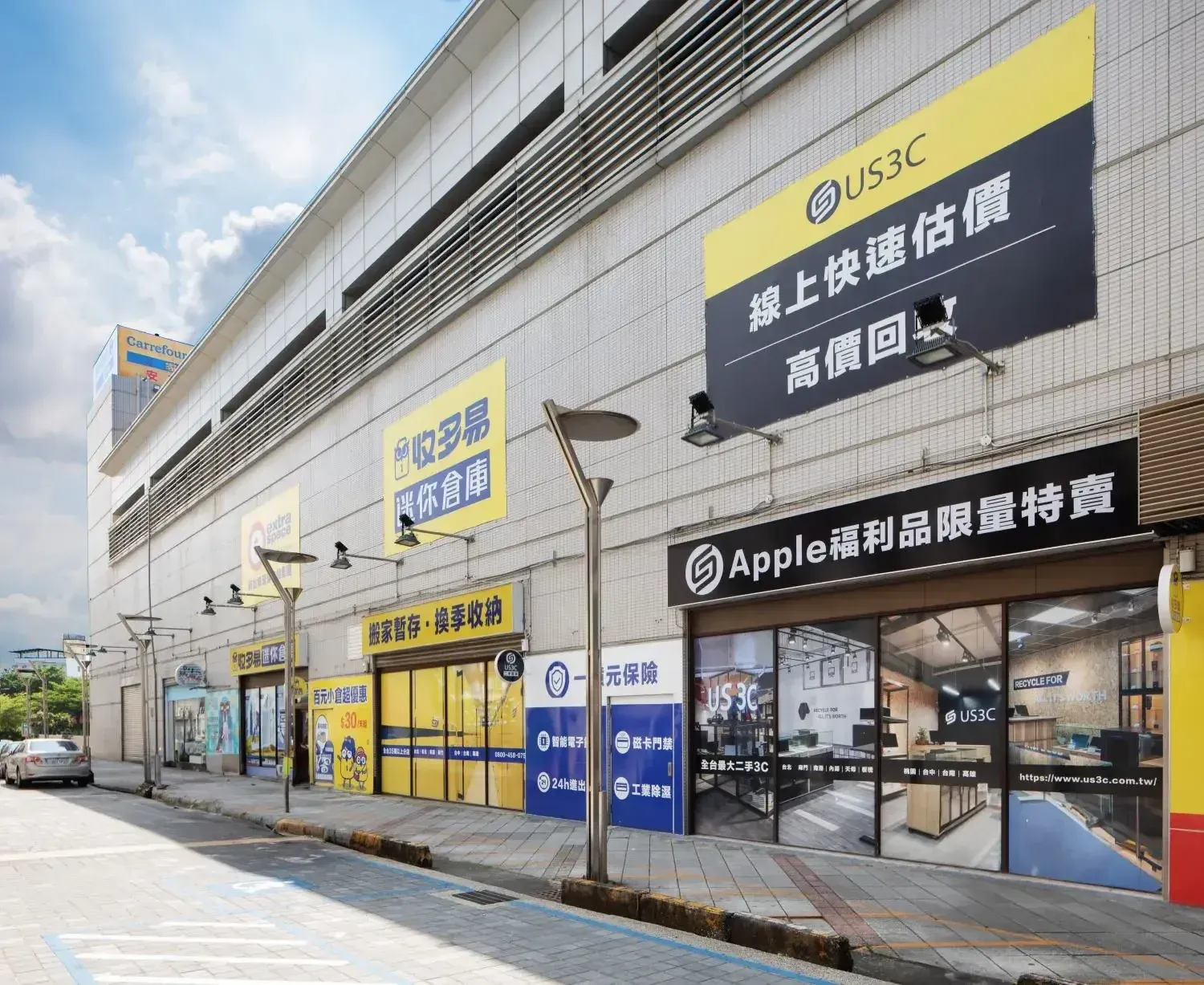 台南安平店明亮舒適的展示空間,現貨展售多款高CP值二手 iPhone、iPad 與各大品牌旗艦機