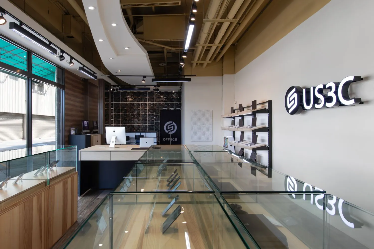 US3C 台南安平店門面實拍,鄰近星巴克超好找,為中南部客戶提供最便捷的 3C 買賣體驗