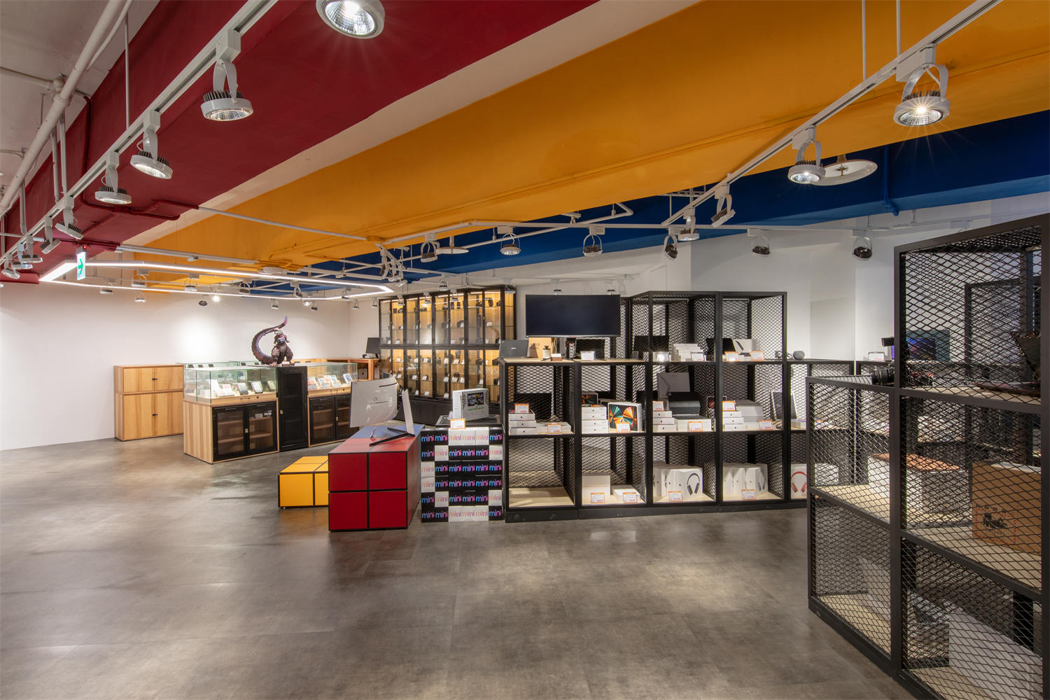 台北南港店 門市實景 - 提供 旗艦大空間、免費停車折抵、企業大宗回收 等專業服務