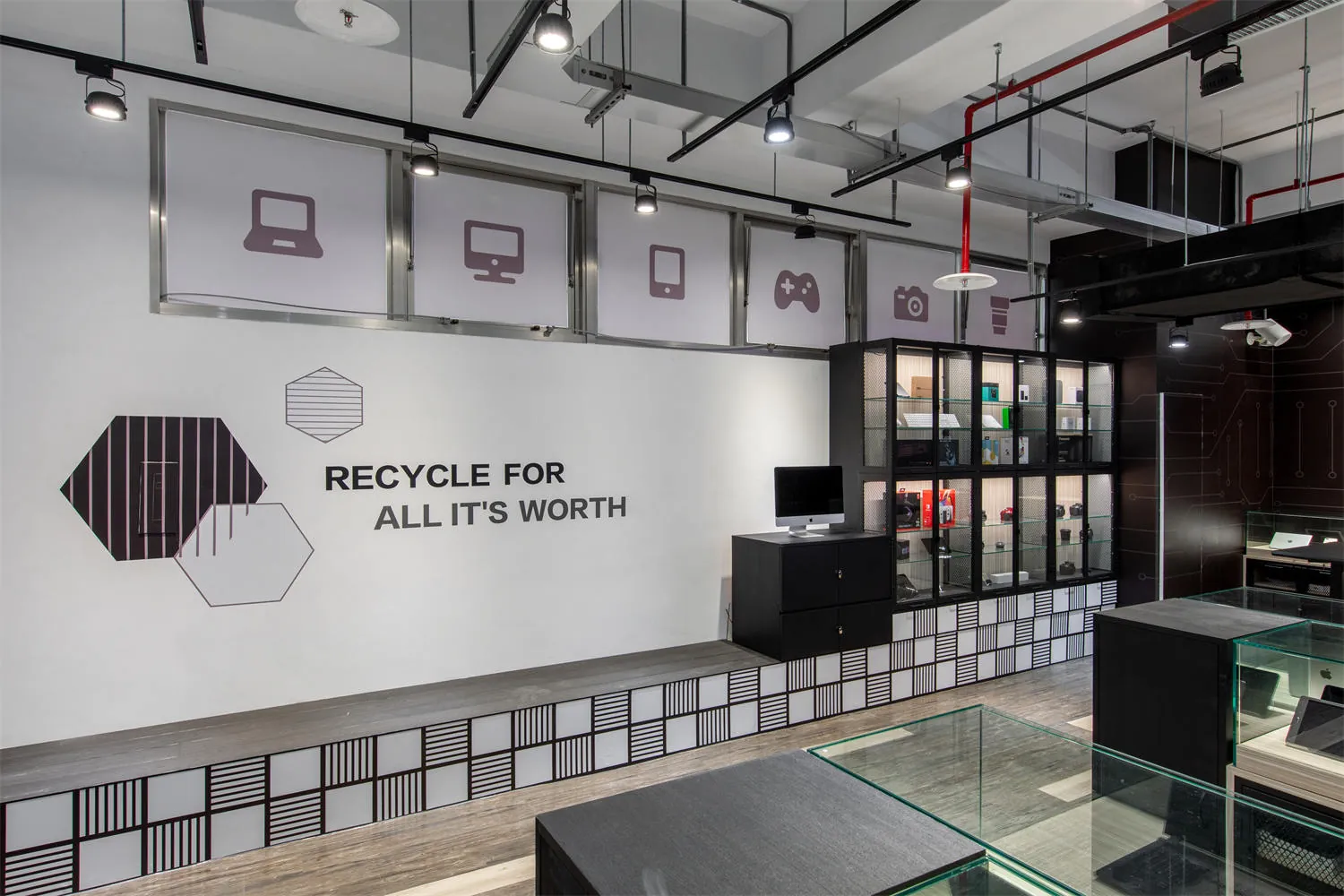 US3C 專業鑑價師於桃園店現場為顧客檢測二手平板電腦,極速三分鐘完成檢測與現金入帳