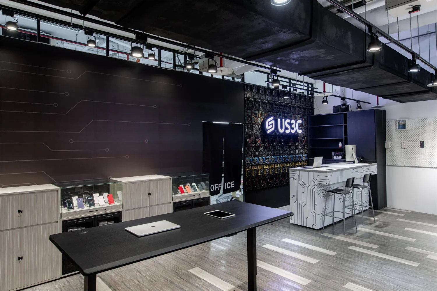 US3C 桃園據點內部實景,旗艦大空間設計,提供顧客如購買新品般的舒適二手 3C 交易體驗
