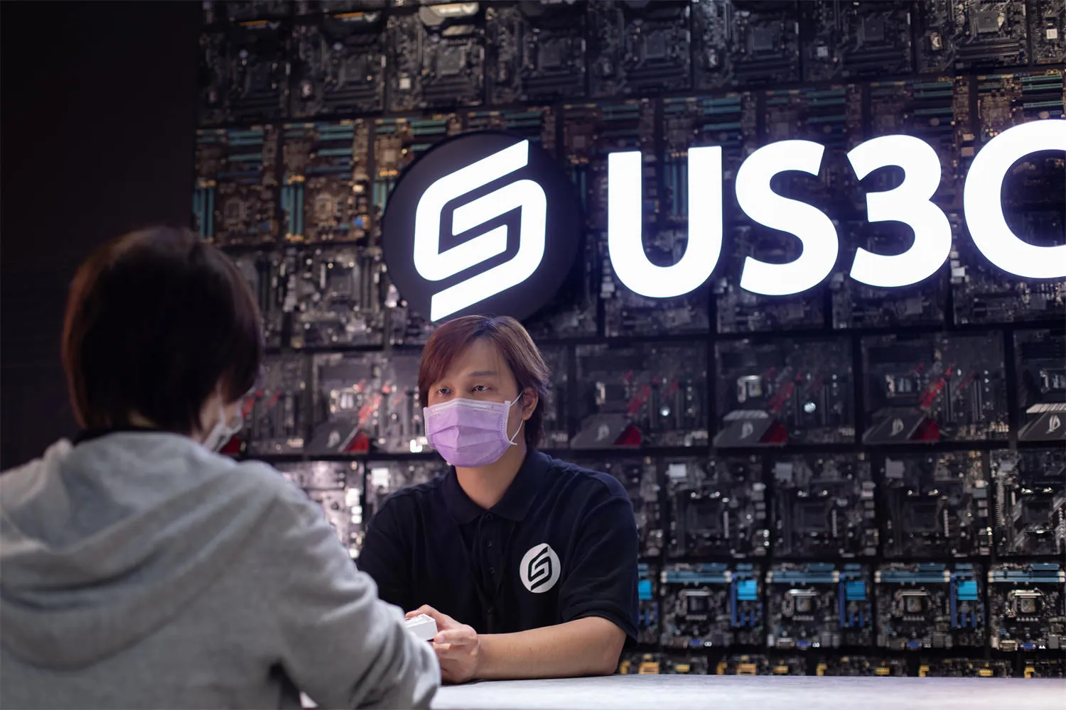 寬敞明亮的 US3C 桃園店,用最誠信的態度為大桃園區顧客解決各種二手 3C 買賣難題