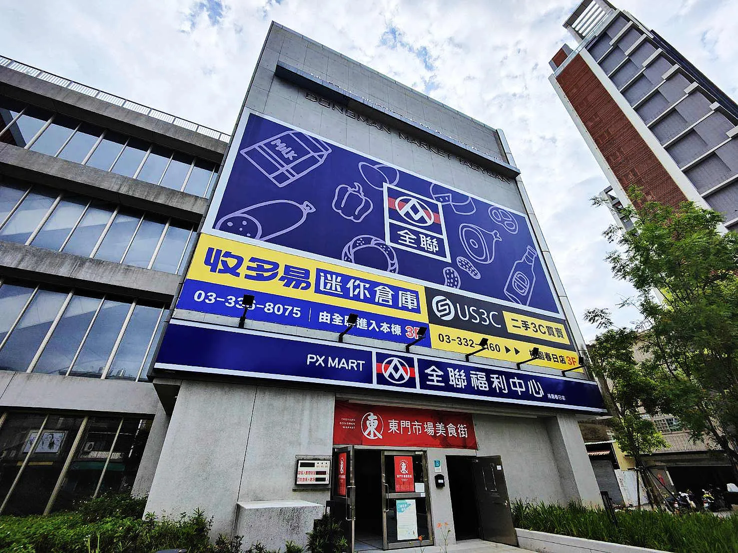 US3C 桃園春日店團隊合影與服務實況,以親切專業的態度,打造最值得信賴的二手 3C 交易環境
